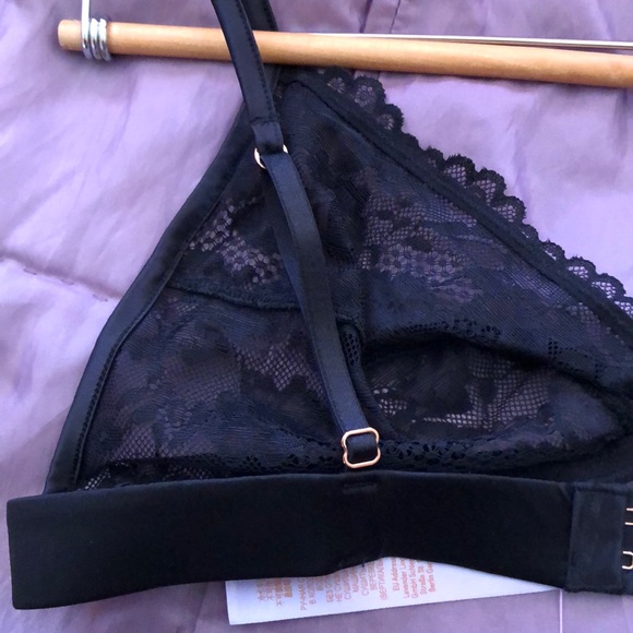 A beautiful lace triangle bra from Savage X Fenty. - Picture 6 of 6